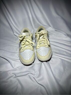Nike Kids Low-Top Sneakers in Cream and White